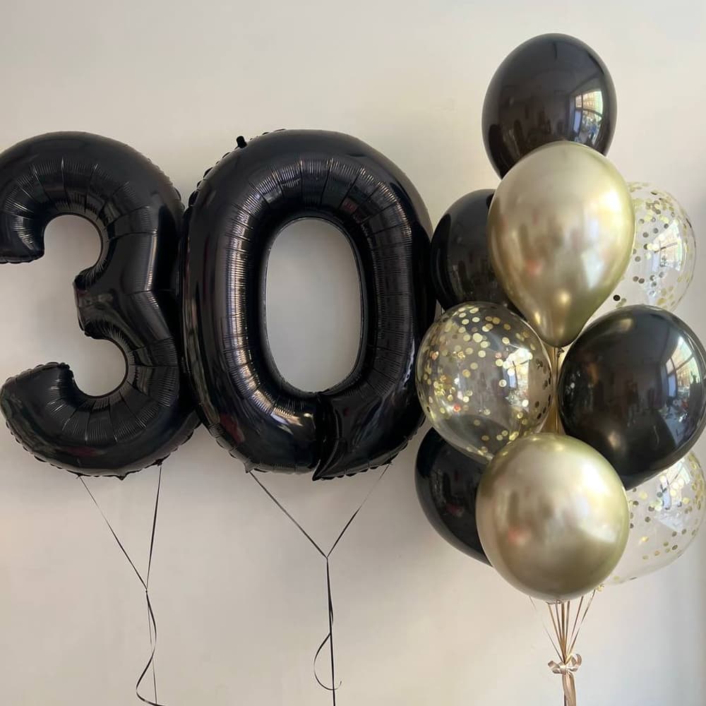 Шарики з цифрами: чорні, золоті, з конфетті