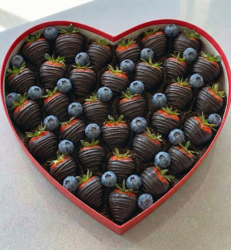 Полуниця у чорному шоколаді з ягодами лохини у коробці серце
