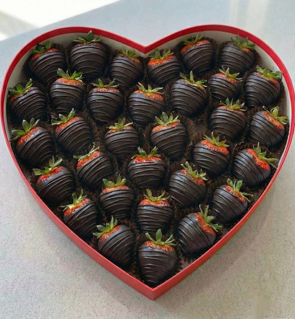 Полуниця у чорному шоколаді у коробці серце