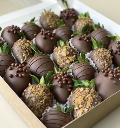 Полуниця у чорному шоколаді з горіхами