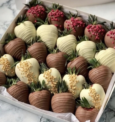 Полуниця у двох шоколадах з малиною та горіхами