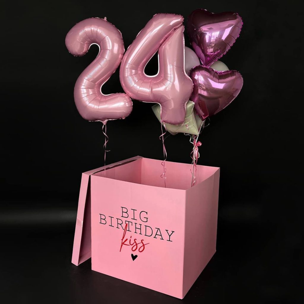 Рожева коробка з кульками для дівчини з цифрами