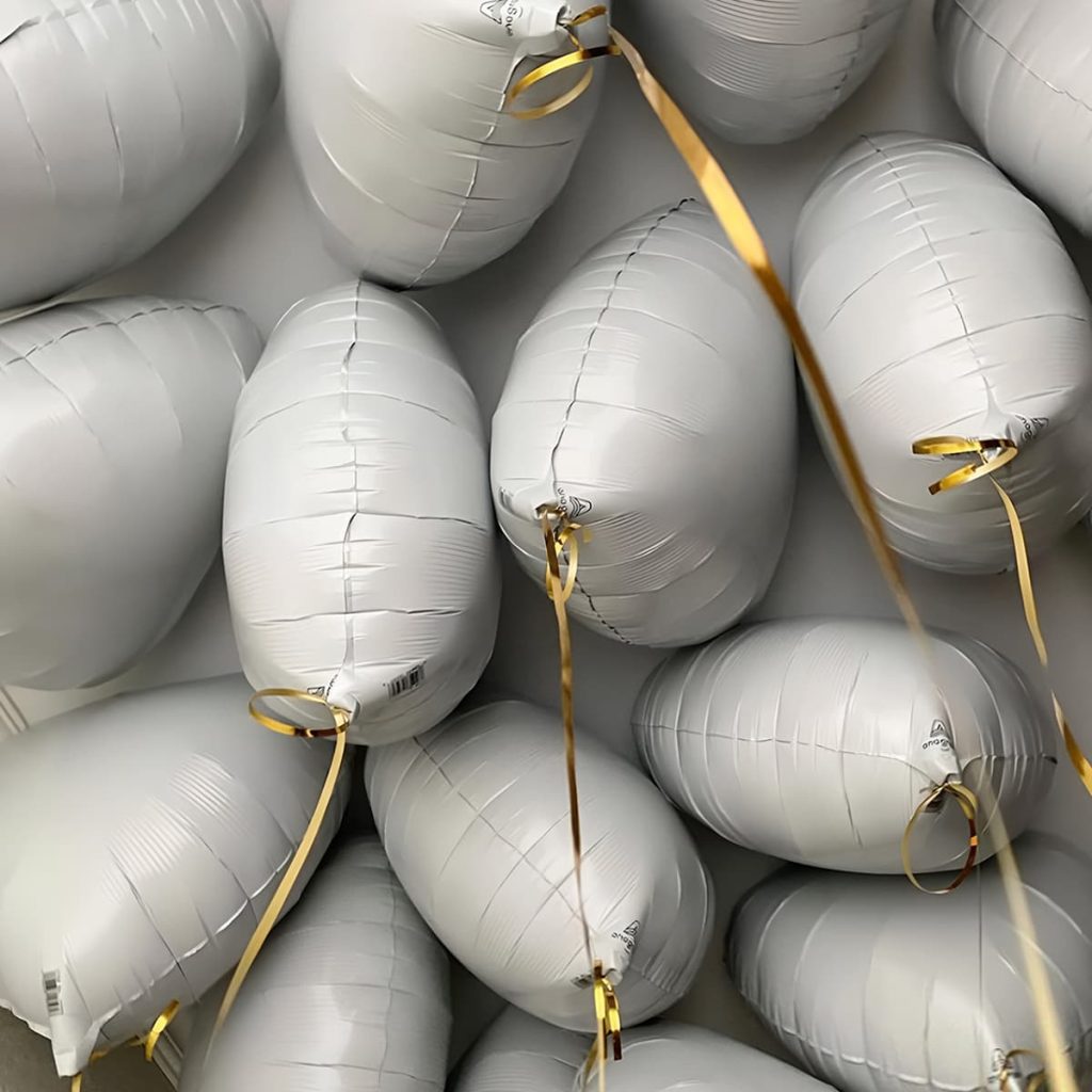 Кульки серця під стелю білі серця