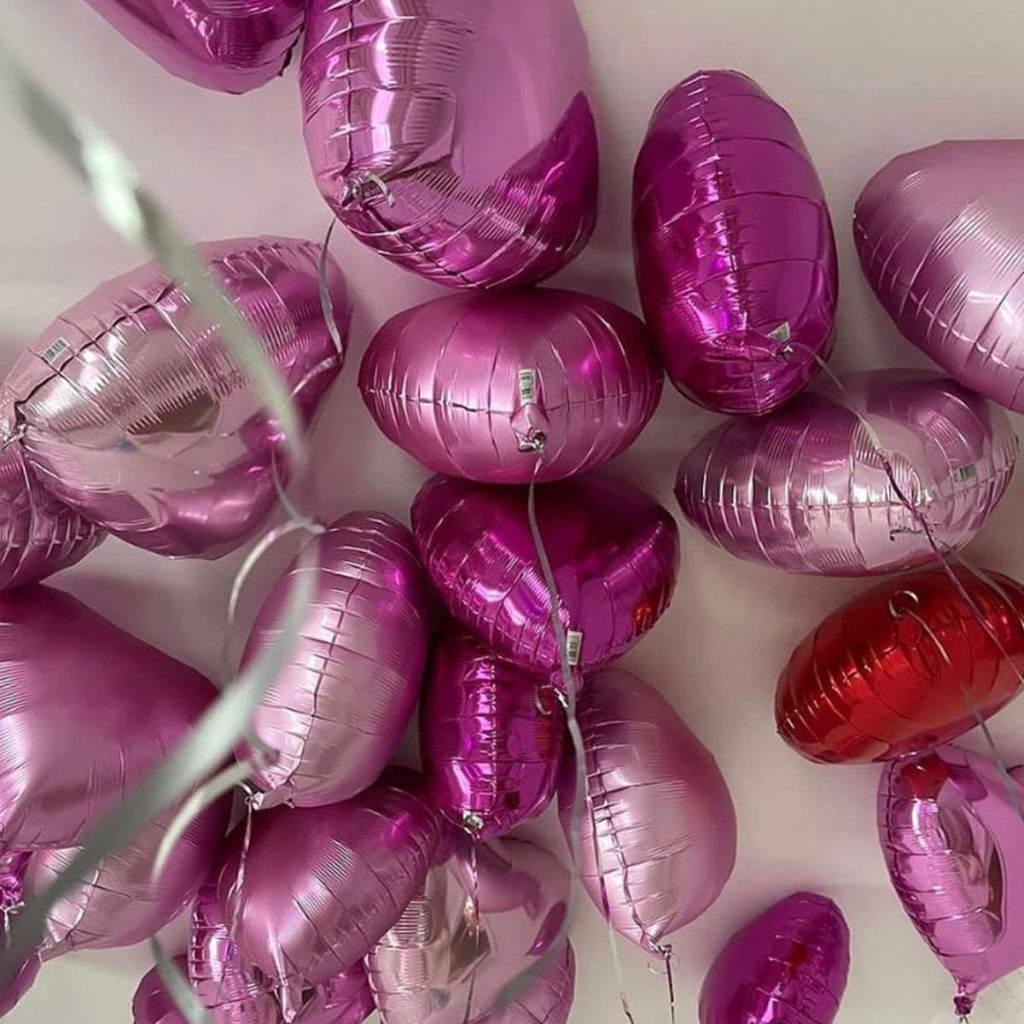 Шарики сердечка: розовые, малиновые, красные под потолок