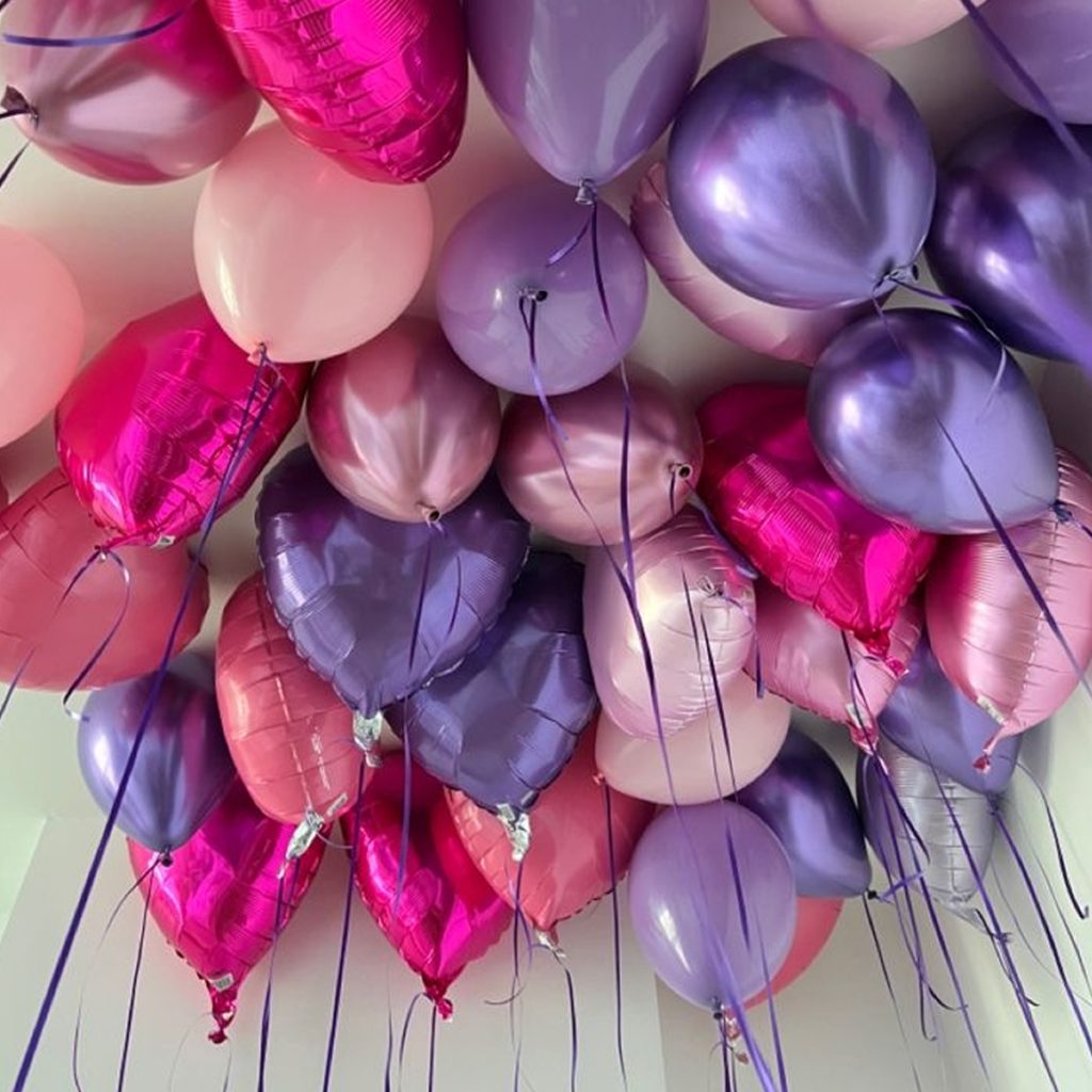 Різнокольорові кульки під стелю