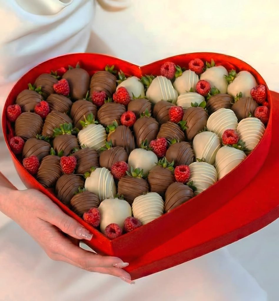 Клубника в молочном и белом шоколаде с малиной в премиум коробке сердце