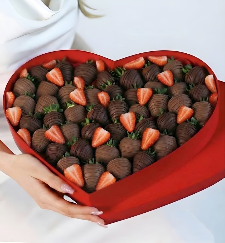 Полуниця у молочному та чорному шоколаді у преміум коробці серце