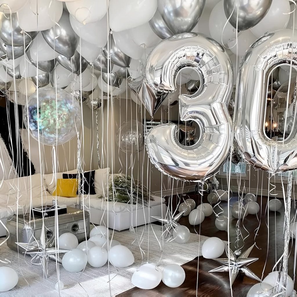 Білі та срібні гелієві кульки для дня народження