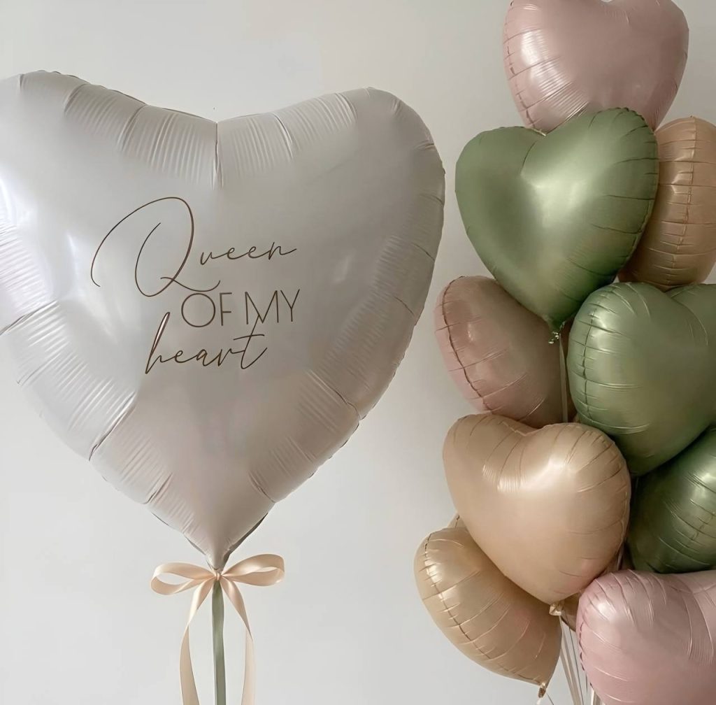 Готовий набір ніжні гелієві кульки дня неї «Queen of My Heart»