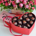 Полуниця у чорному та білому шоколаді «With Love»