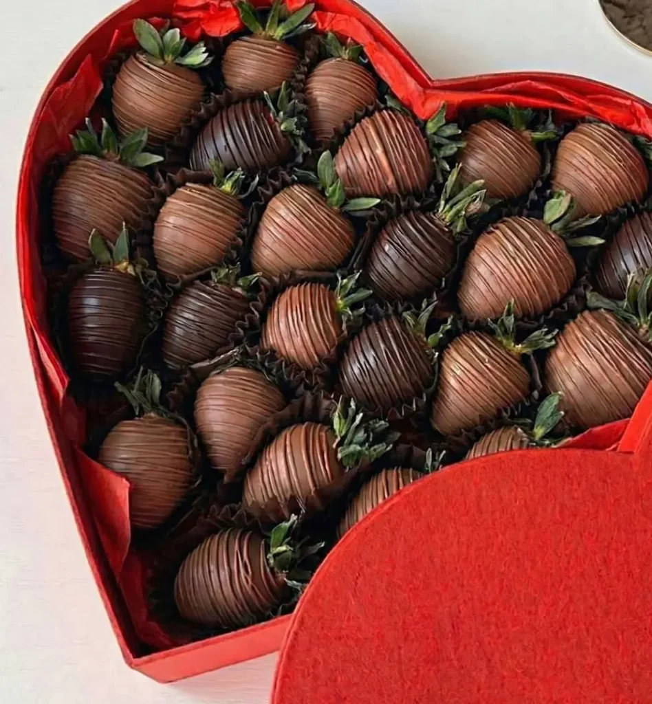 Полуниця у шоколаді у чорному та молочному у коробці серце