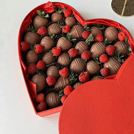 Полуниця у шоколаді молочному з малиною у коробці серце