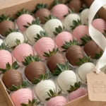 Клубника в молочном, белом и розовом шоколаде «МИКС»